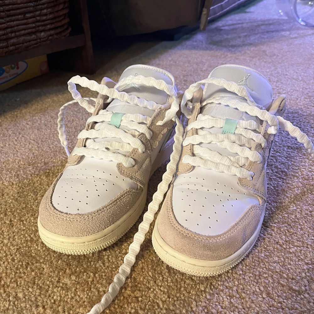 Air Jordan 1 Low SE Big Kids Size 5.5 fit women’s size 7-7.5!
